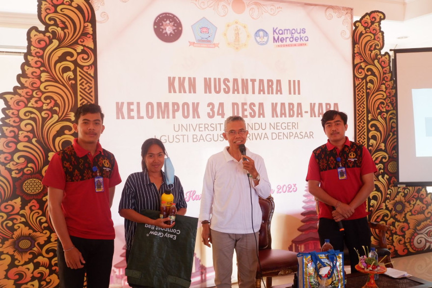 WORKSHOP PENGELOLAAN SAMPAH BERBASIS SUMBER YANG DISELENGGARAKAN OLEH MAHASISWA KKN UNIVERSITAS HINDU NEGERI I GUSTI BAGUS SUGRIWA DENPASAR